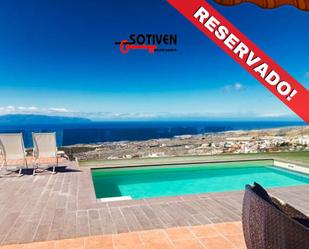 Vista exterior de Casa o xalet en venda en Adeje amb Piscina