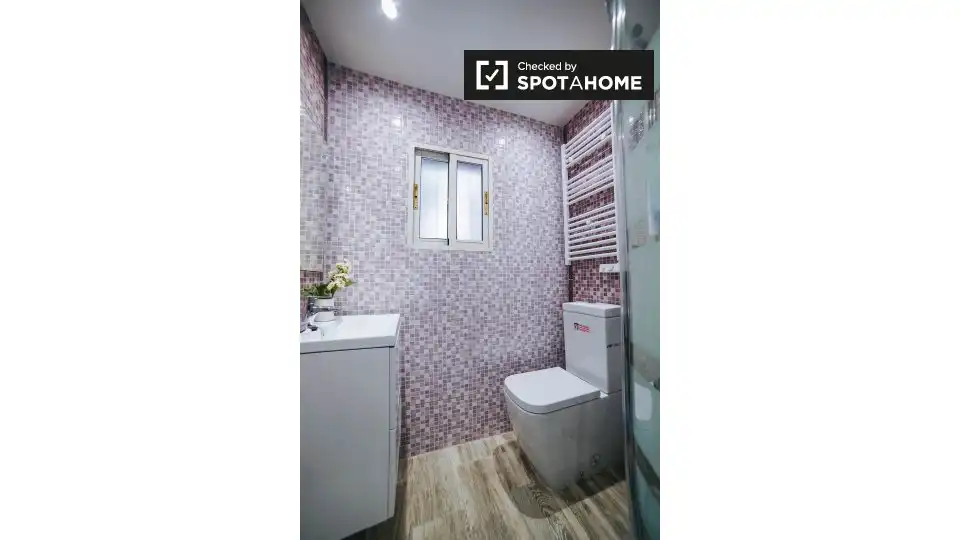 Bathroom of Flat for share in Madrid  with Air Conditioner, Heating and Terrace