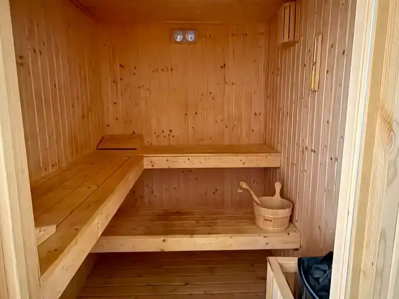 Baño de Piso de alquiler en Marbella con Aire acondicionado, Jardín privado y Piscina