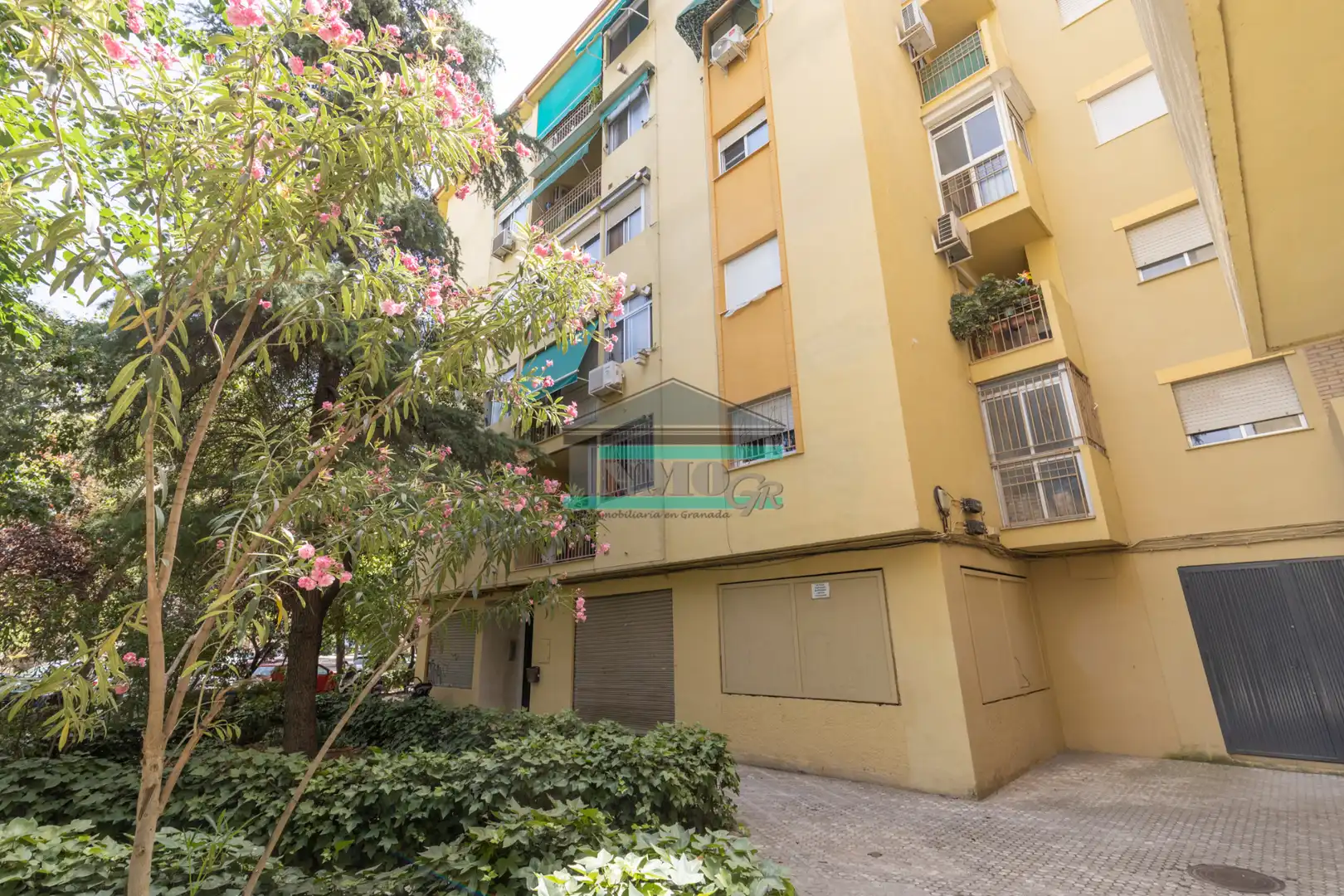 Vista exterior de Pis en venda en Granada amb Moblat i Balcó