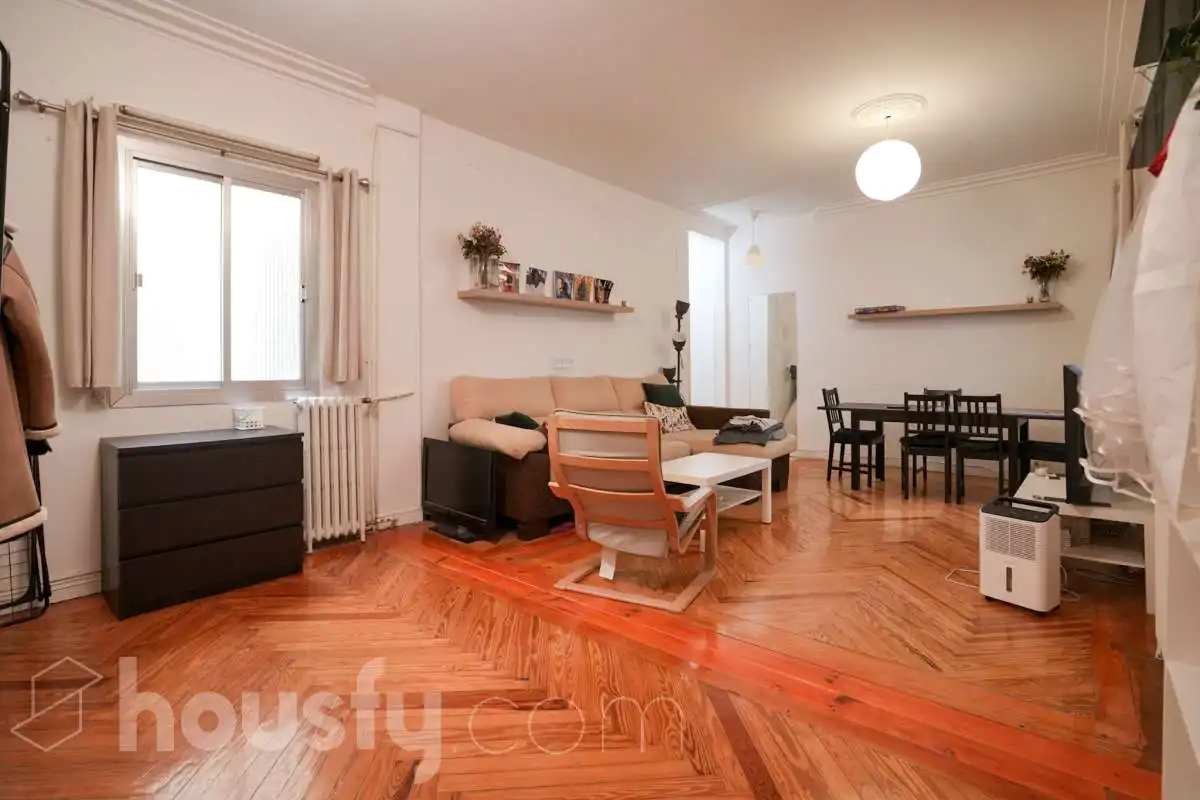 Sala d'estar de Pis en venda en  Madrid Capital amb Calefacció, Parquet i Moblat