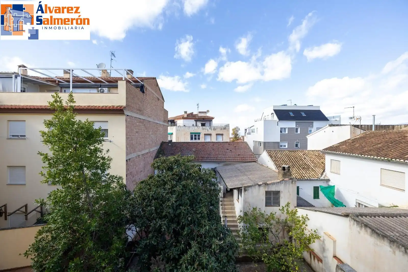 Außenansicht von Haus oder Chalet zum Verkauf in La Zubia mit Klimaanlage, Privatgarten und Terrasse