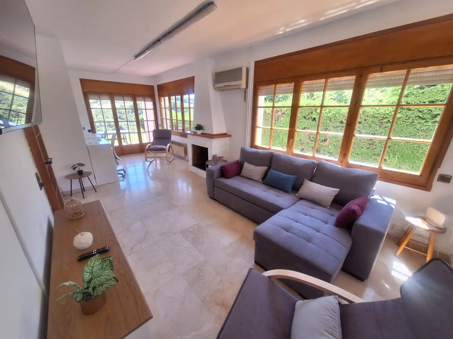 Sala de estar de Casa adosada en venta en Sant Esteve Sesrovires con Aire acondicionado, Calefacción y Jardín privado
