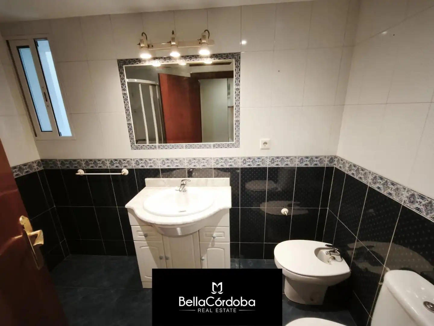 Bathroom of Flat for sale in Córdoba  with Air Conditioner and Heating