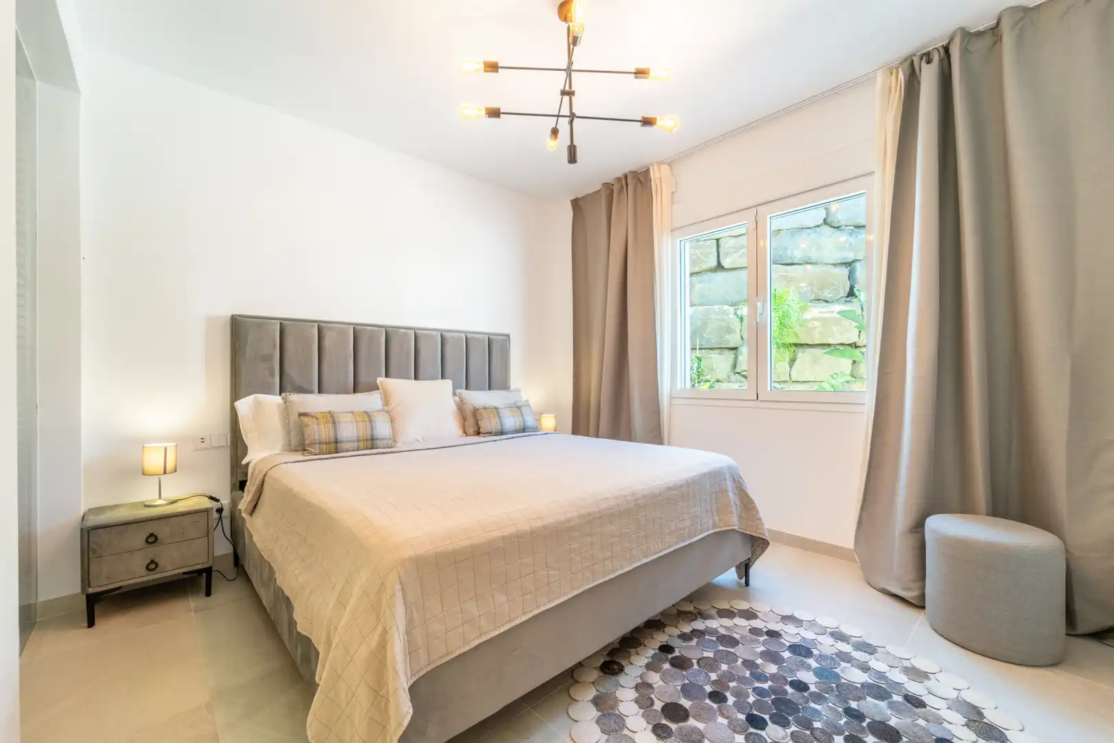 Schlafzimmer von Wohnungen zur Miete in Benalmádena mit Klimaanlage, Terrasse und Schwimmbad