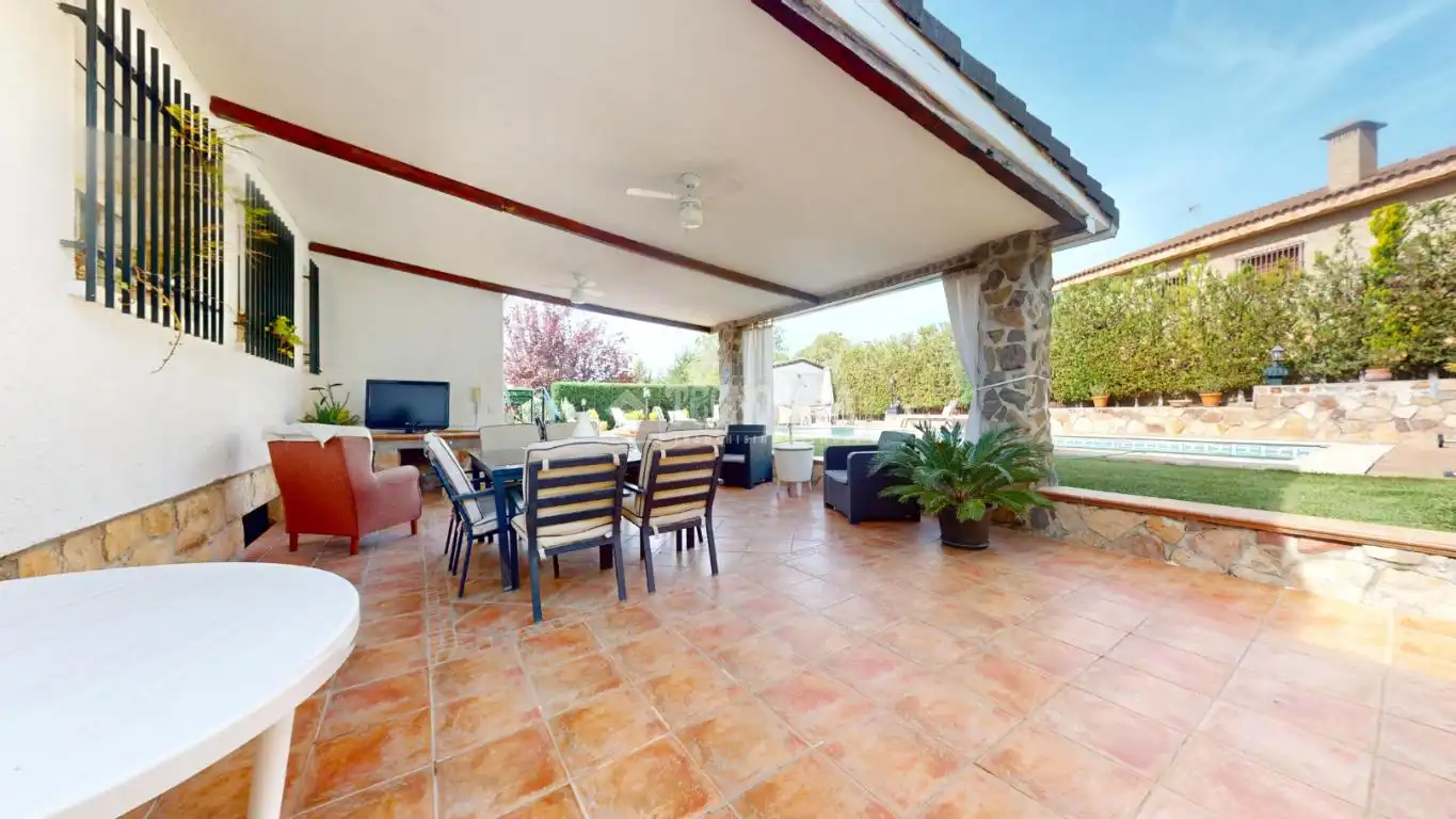 Terrassa de Casa o xalet en venda en El Casar amb Piscina