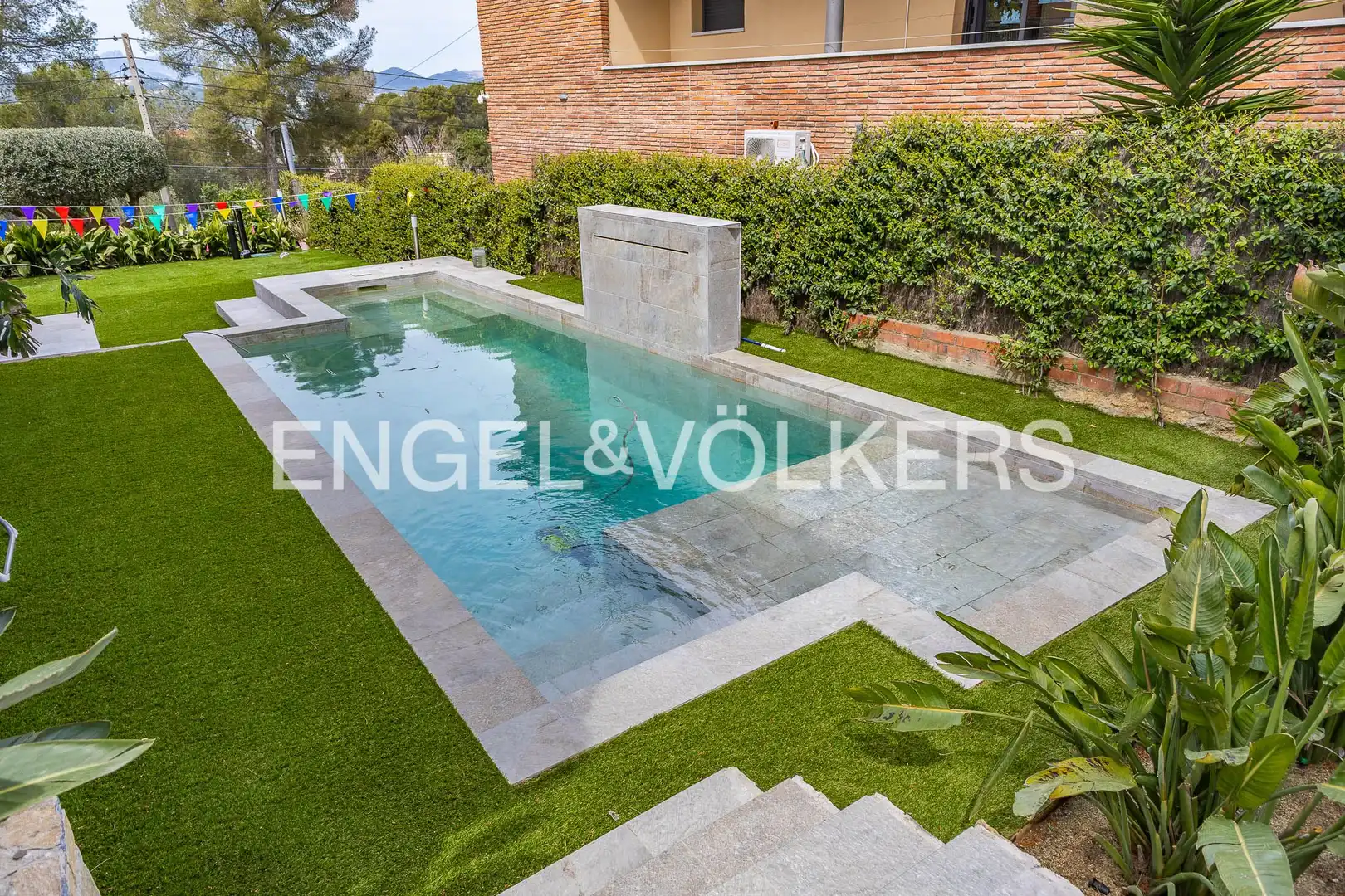 Piscina de Casa adosada en venta en Terrassa con Aire acondicionado, Calefacción y Jardín privado