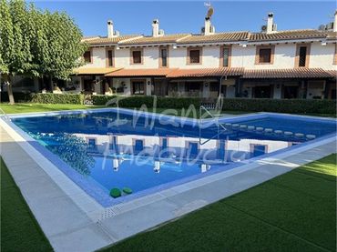Terraced house with pool for sale in Luque