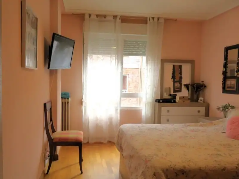 Habitación de Apartamento en venta en León Capital  con Calefacción, Jardín privado y Terraza