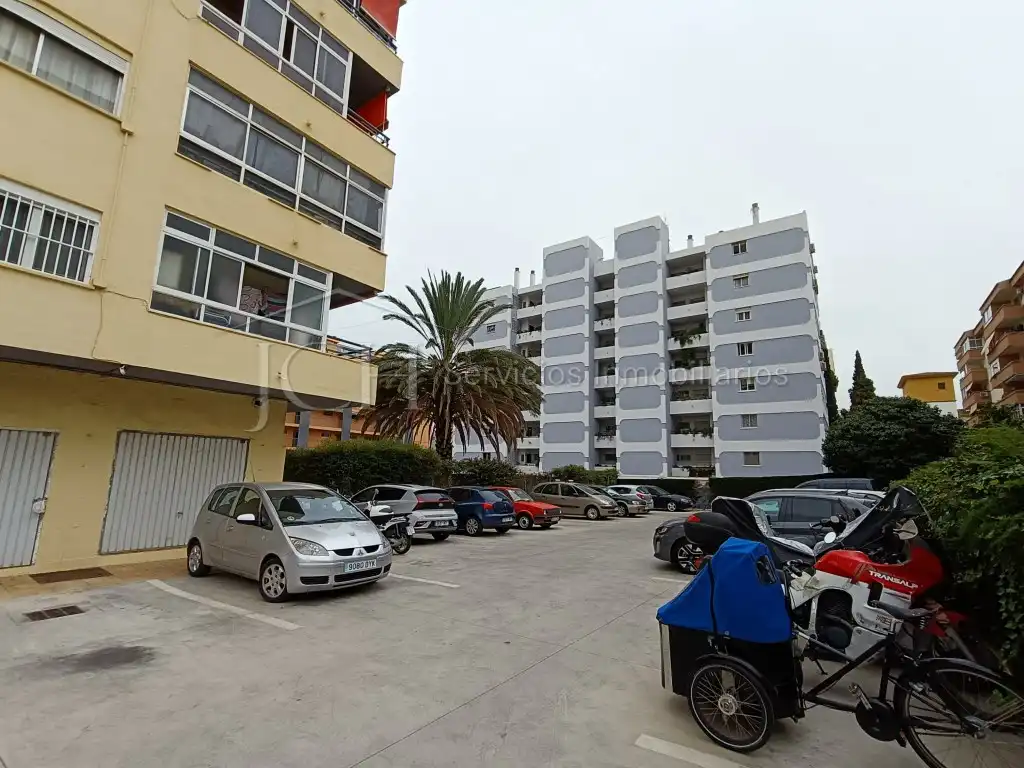Parking de Piso en venta en Fuengirola con Piscina, Horno y Lavadora