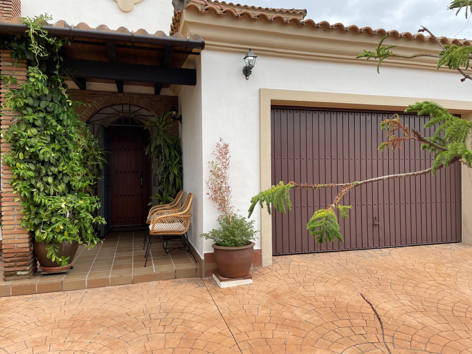 Vista exterior de Casa o xalet en venda en Algeciras amb Aire condicionat, Jardí privat i Terrassa