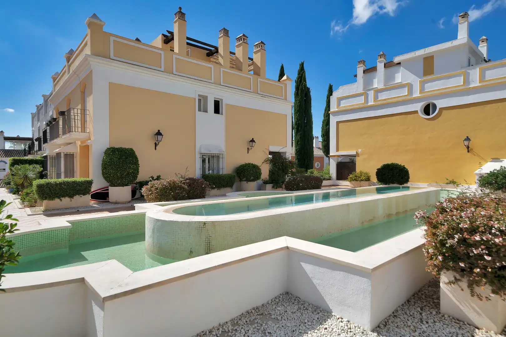 Piscina de Casa adosada en venta en Marbella con Jardín privado, Alarma y Piscina comunitaria