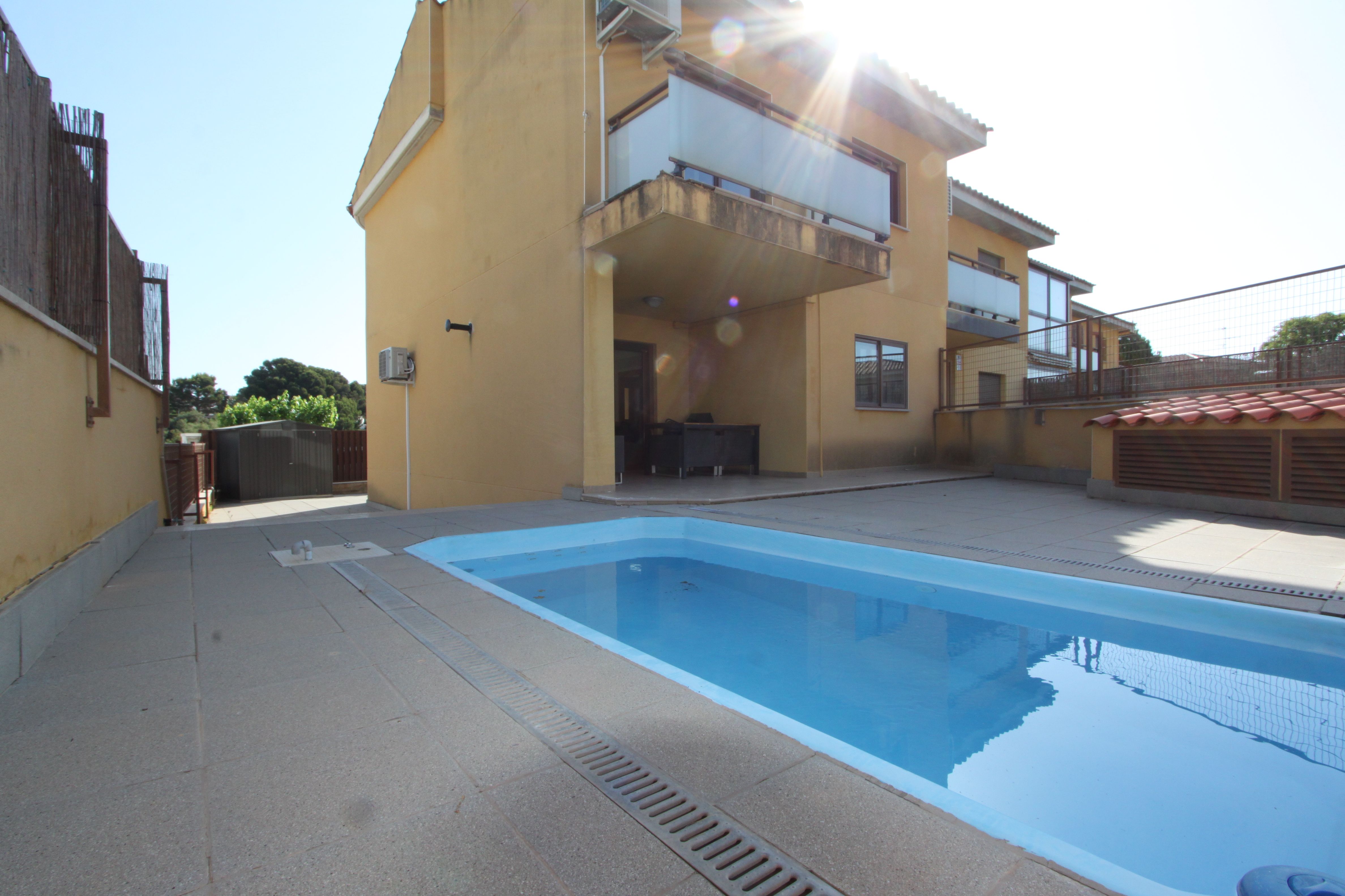 Piscina de Casa adosada en venta en Vandellòs i l'Hospitalet de l'Infant con Calefacción