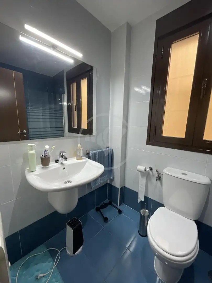 Baño de Piso de alquiler en Linares con Aire acondicionado, Terraza y Amueblado