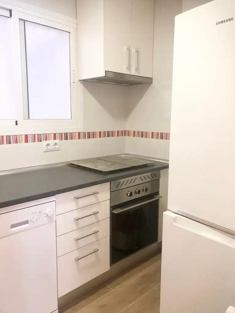 Cuina de Pis de lloguer en Madrid amb Aire condicionat, Calefacció i Moblat