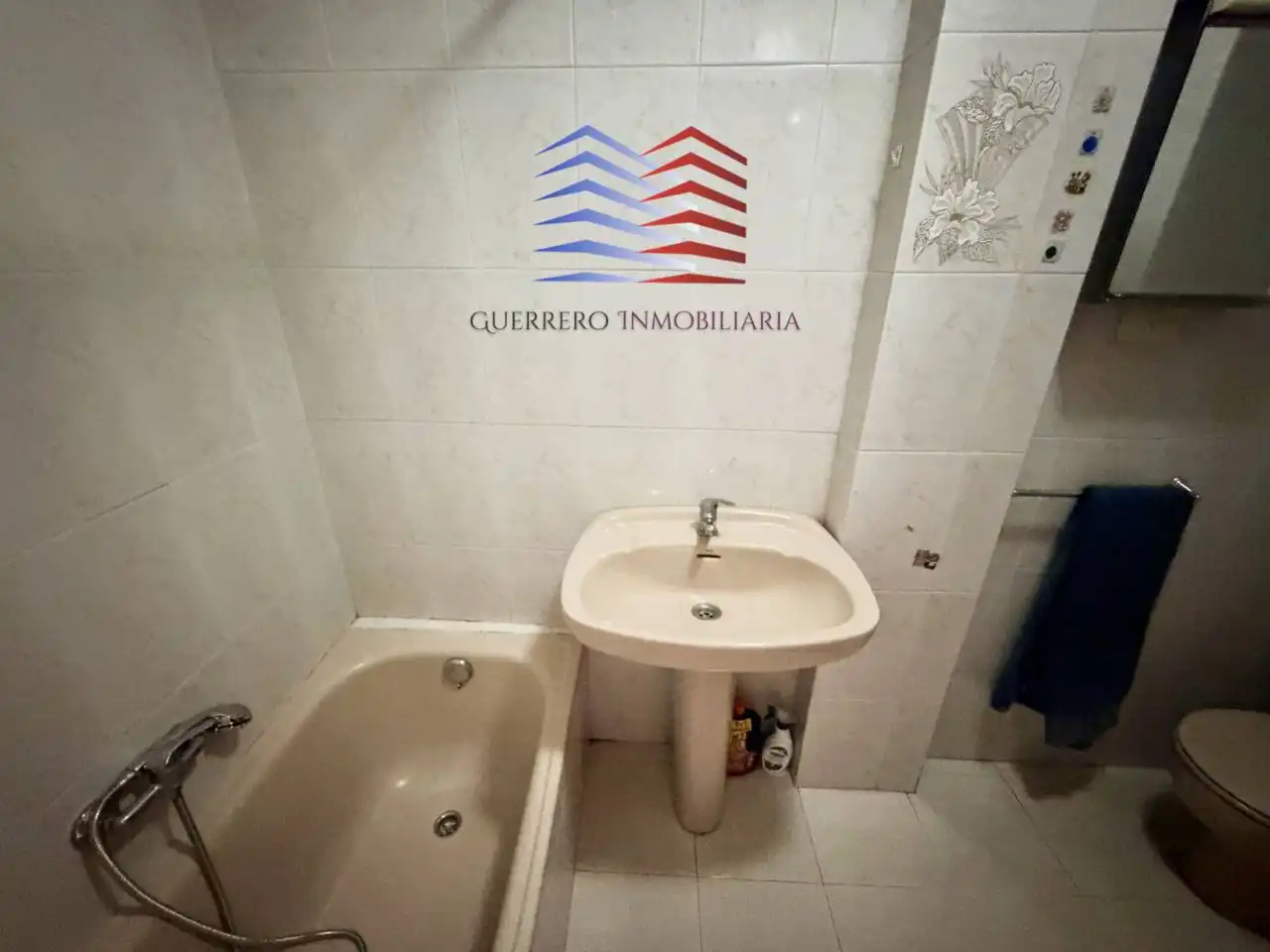 Bathroom of Flat for rent in Couto