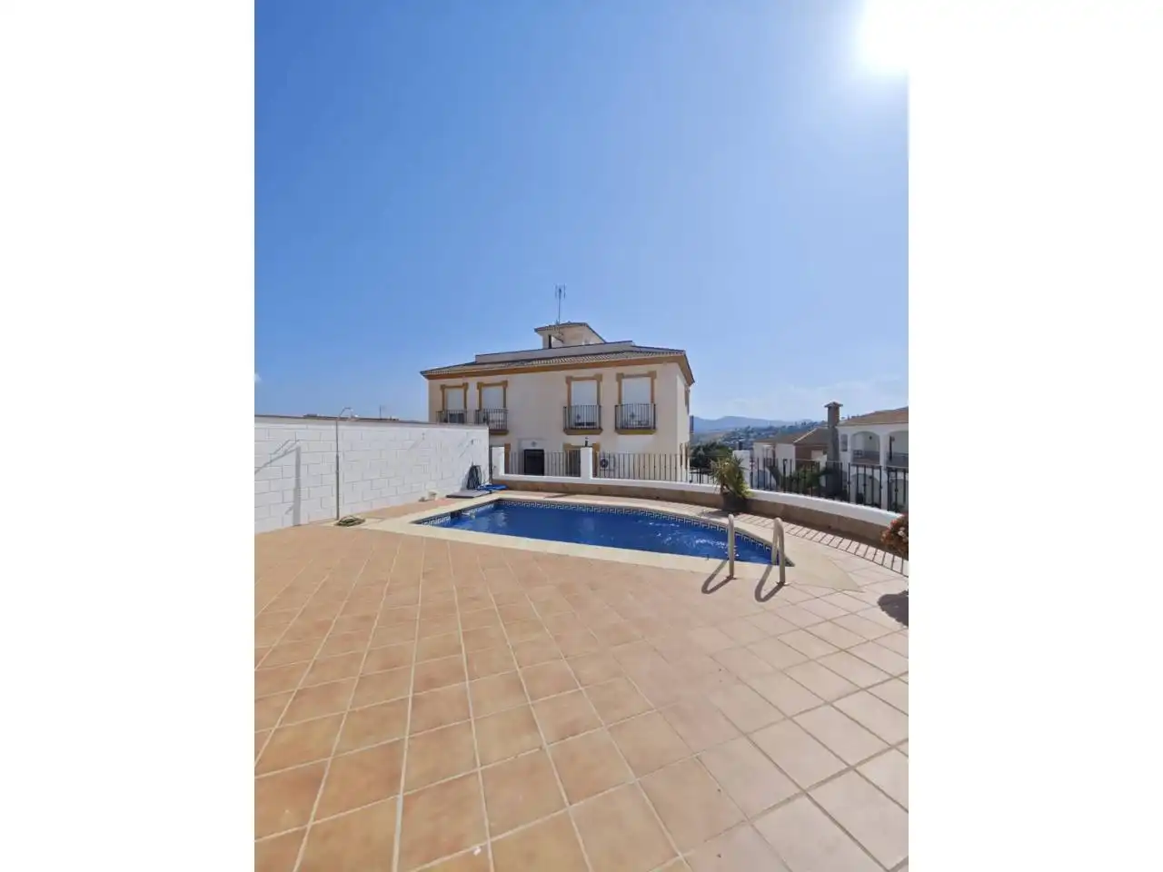 Vista exterior de Casa adosada en venda en Alcaucín amb Terrassa i Piscina