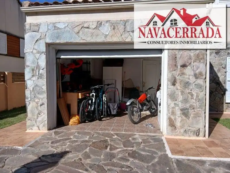 Aparcament de Casa o xalet en venda en Navacerrada amb Calefacció, Jardí privat i Piscina comunitària