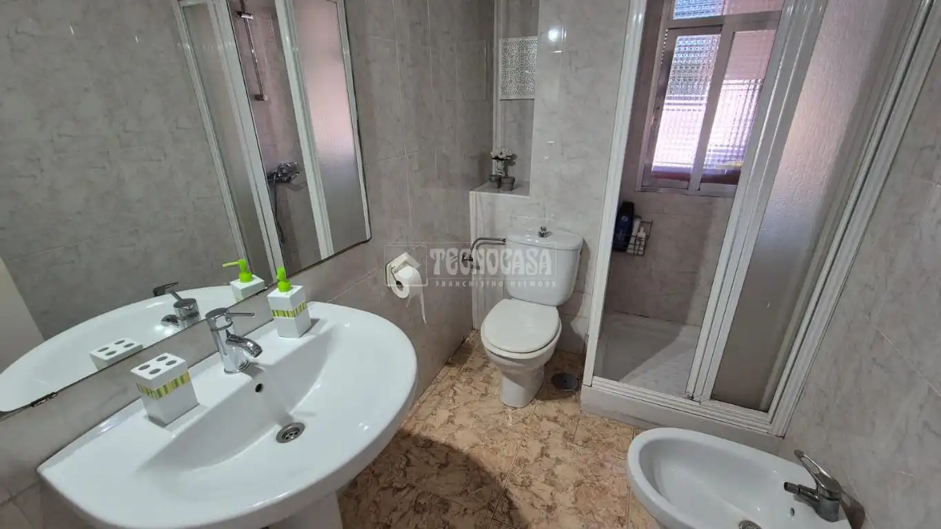 Bathroom of Flat for sale in  Madrid Capital  with Air Conditioner, Heating and Terrace