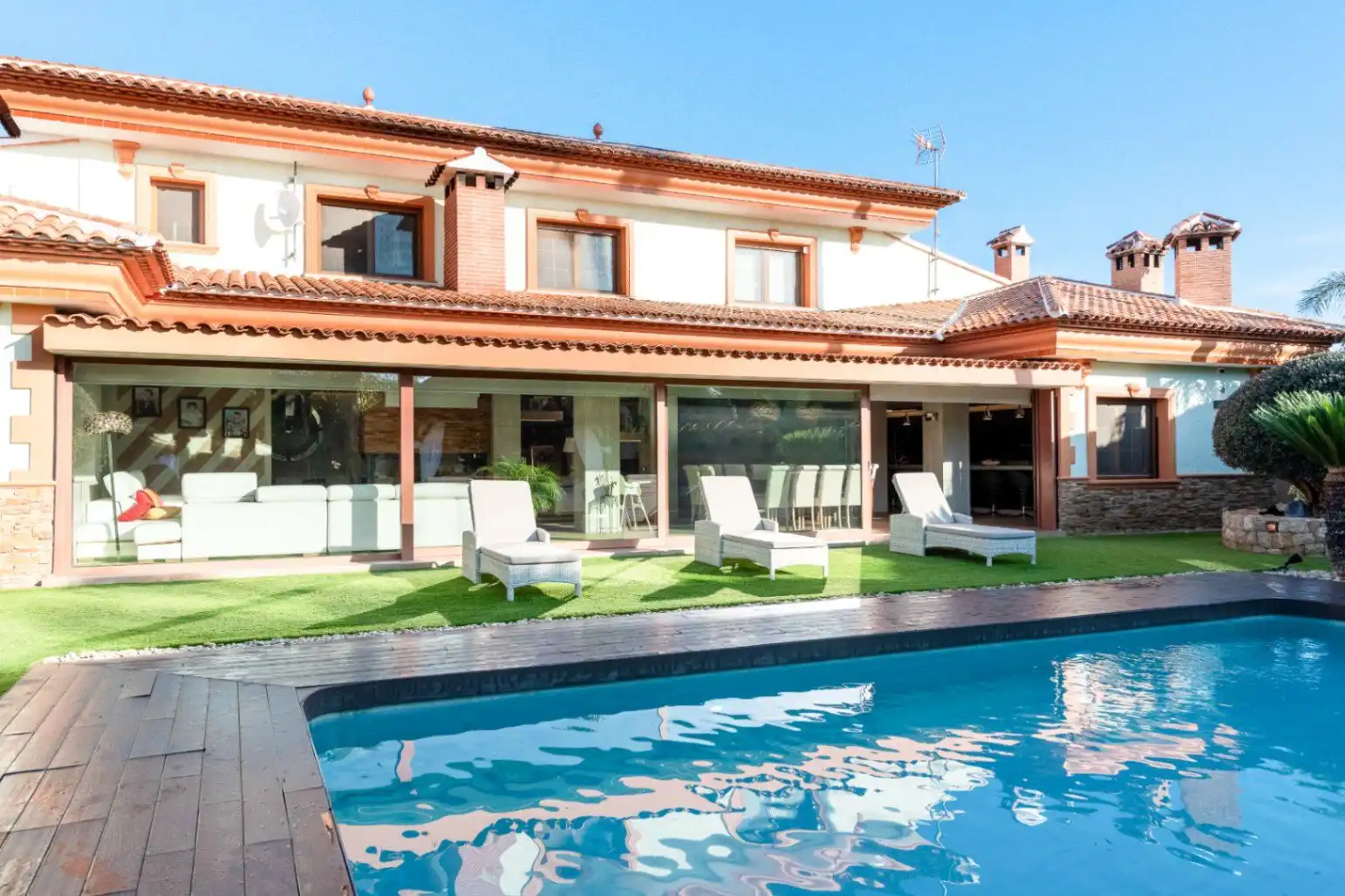 Chalet con piscina en venta en Benicolada - Las Adelfas