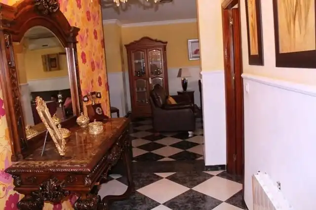 ¡Dúplex en el distrito de Pueblonuevo! con una superficie total de 230 m2. La casa consta de 4 dormitorios, salita, gran salón-com, imatge 2