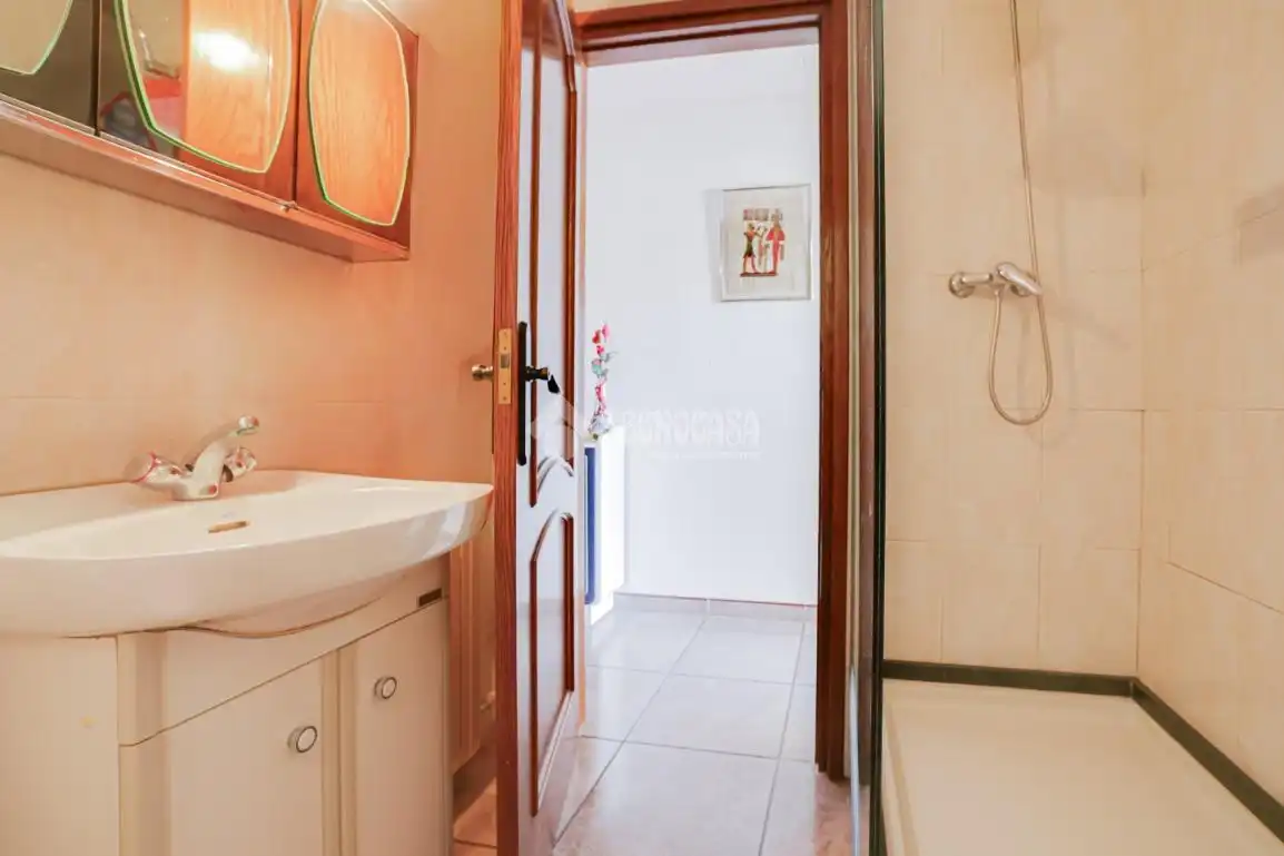 Badezimmer von Einfamilien-Reihenhaus zum Verkauf in Terrassa mit Terrasse