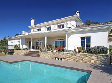 House with pool for sale in Pau