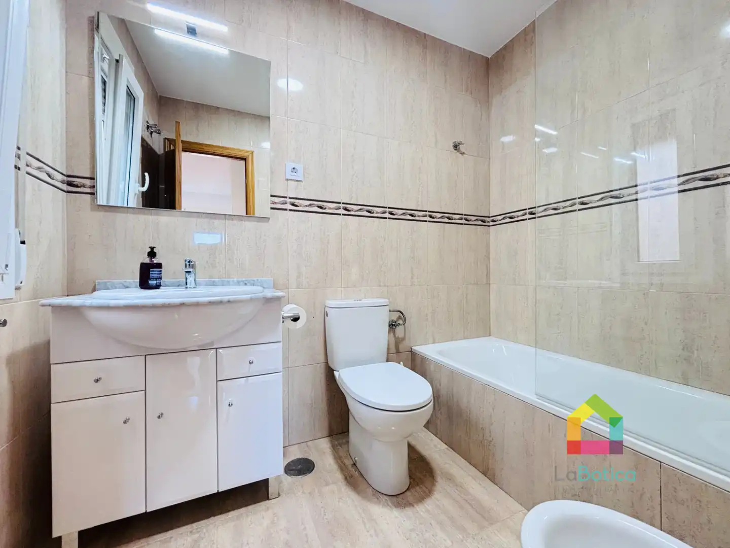Bathroom of Flat for sale in Ajofrín  with Oven and Washing machine