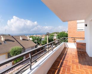 Vista exterior de Casa o xalet en venda en El Masnou amb Aire condicionat, Jardí privat i Parquet