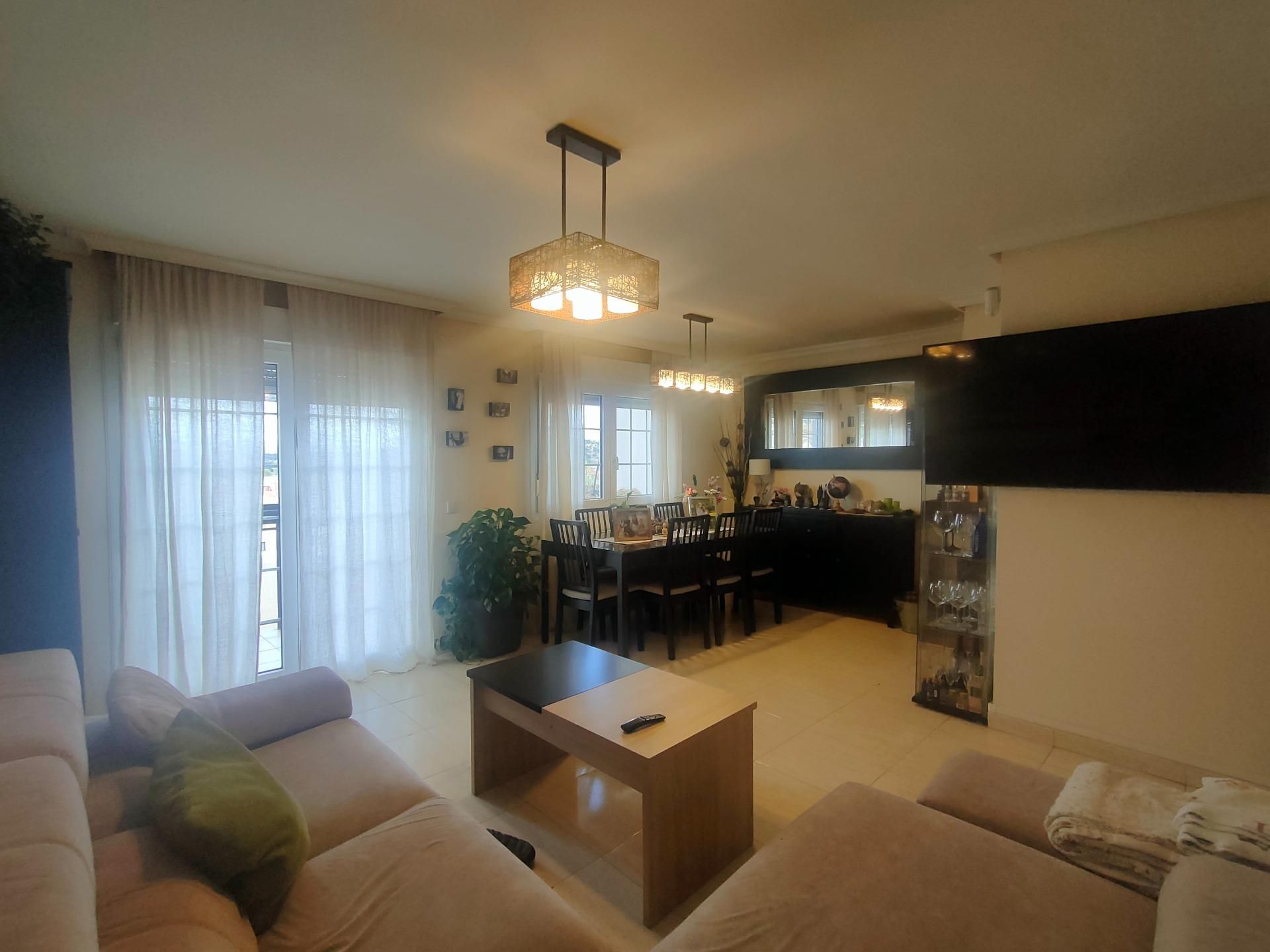 Sala d'estar de Casa adosada en venda en Guadalix de la Sierra amb Jardí privat, Terrassa i Traster