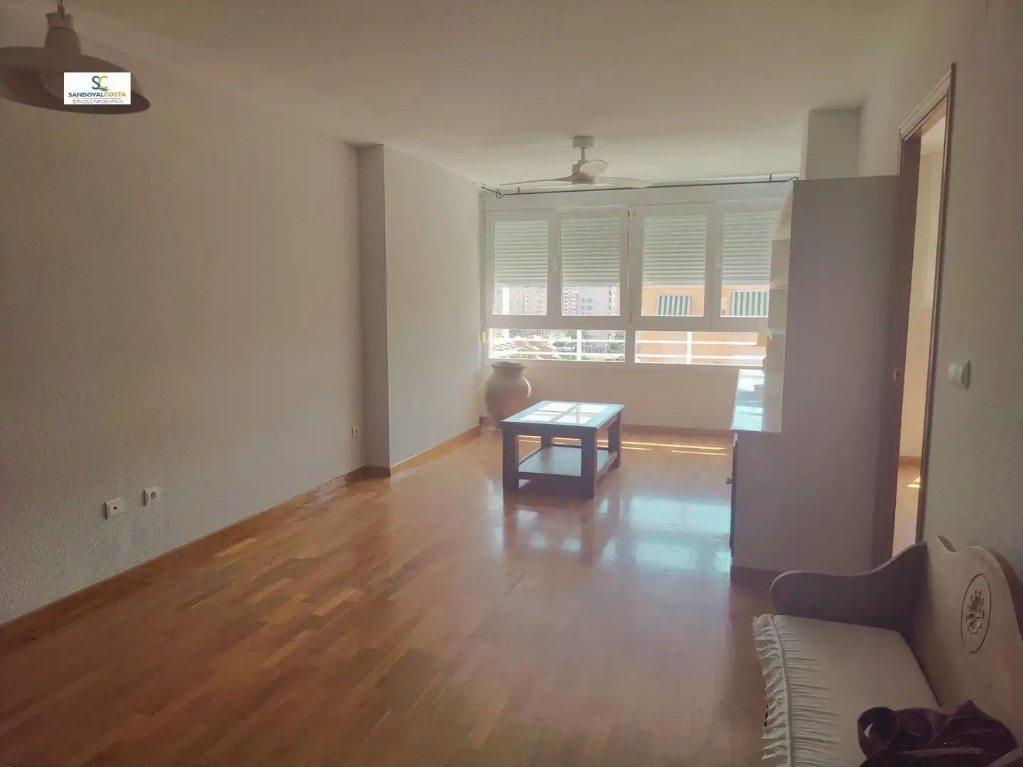 Sala de estar de Piso de alquiler en Alicante / Alacant con Parquet y Piscina comunitaria