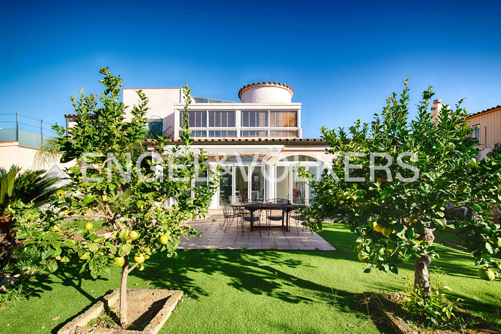 Casa con piscina en venta en Carrer Requesens, imagen 2