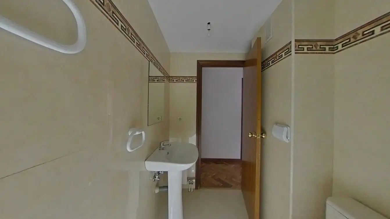 Bathroom of Flat for sale in Getafe  with Heating and Swimming Pool