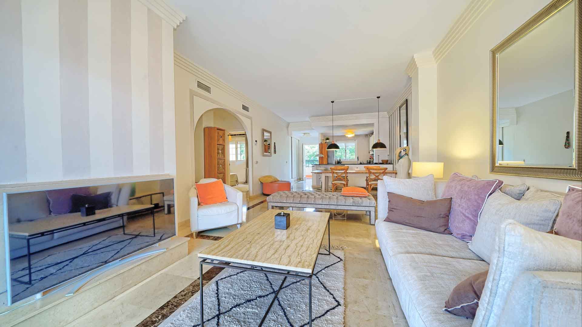 Sala d'estar de Apartament en venda en Marbella amb Aire condicionat, Terrassa i Traster