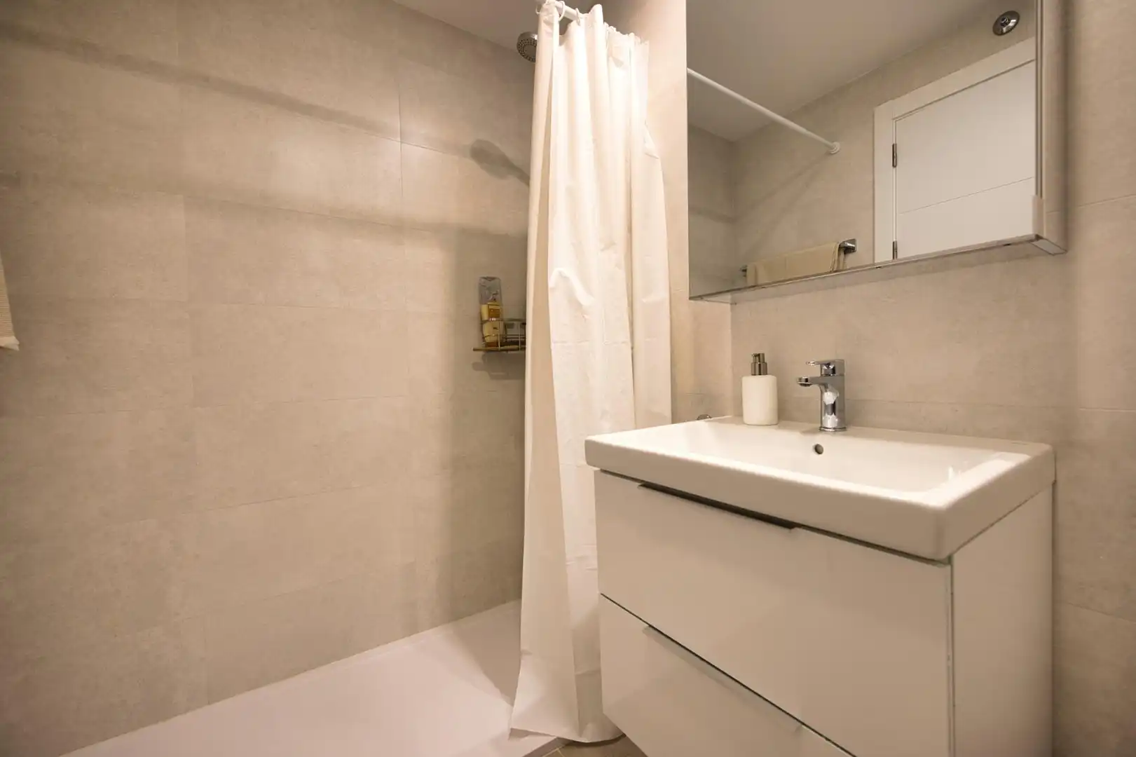 Badezimmer von Wohnung zum Verkauf in Alicante / Alacant mit Klimaanlage, Heizung und Terrasse