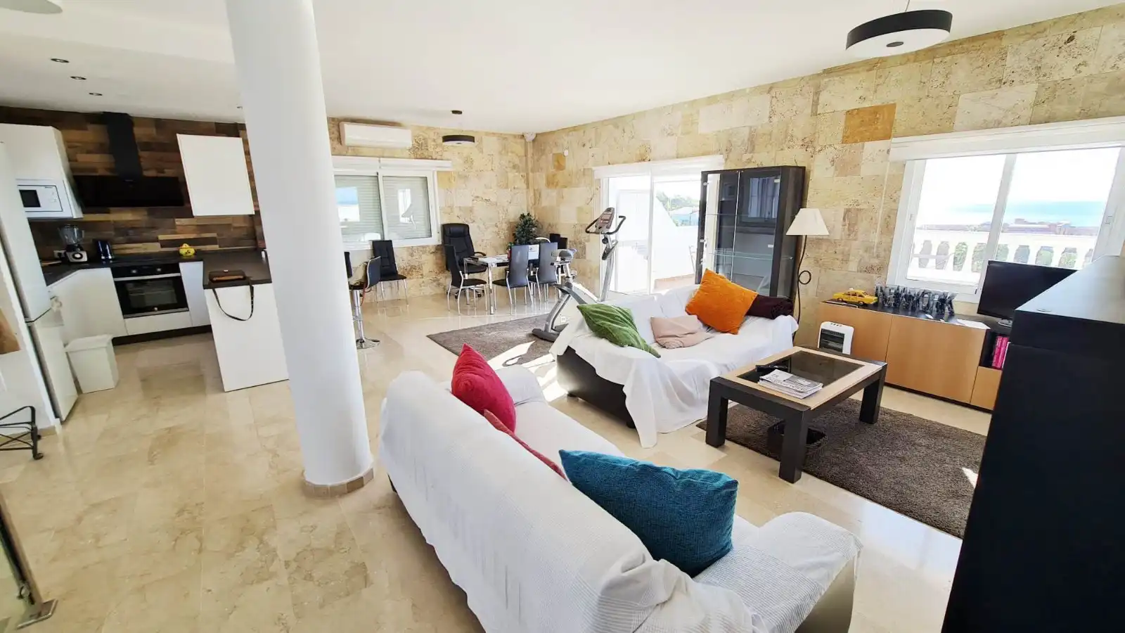 Sala d'estar de Casa o xalet en venda en Benalmádena amb Aire condicionat, Jardí privat i Terrassa