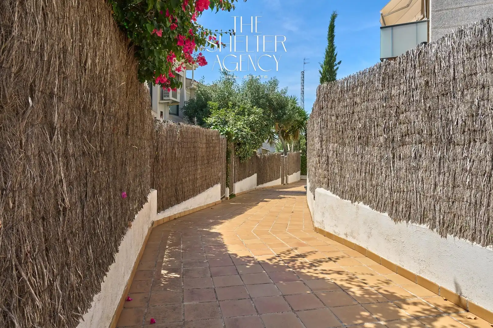 Vista exterior de Casa adosada en venda en Sitges amb Calefacció, Jardí privat i Piscina comunitària