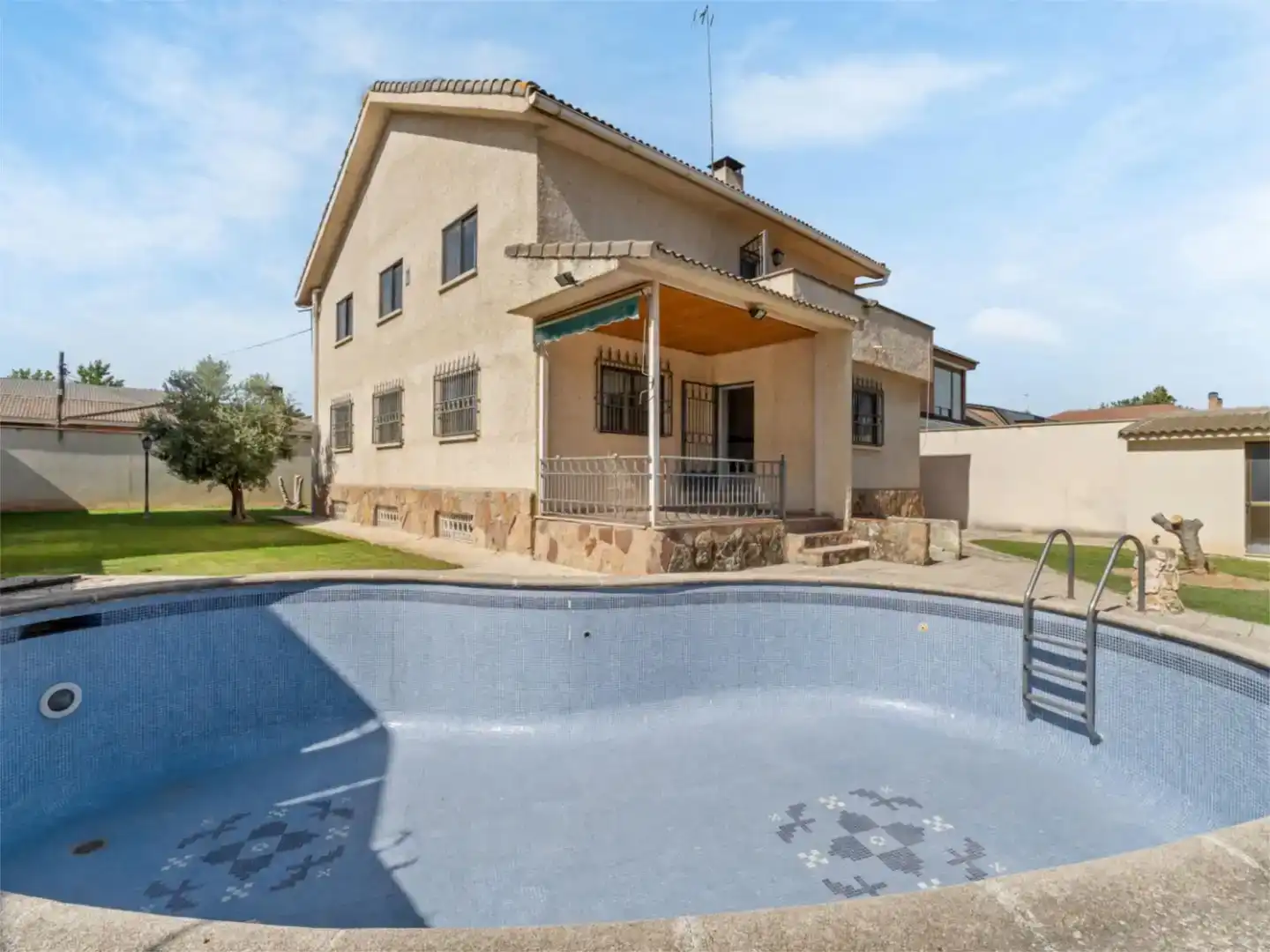 Vista exterior de Piso en venta en Alcalá de Henares con Jardín privado, Trastero y Piscina