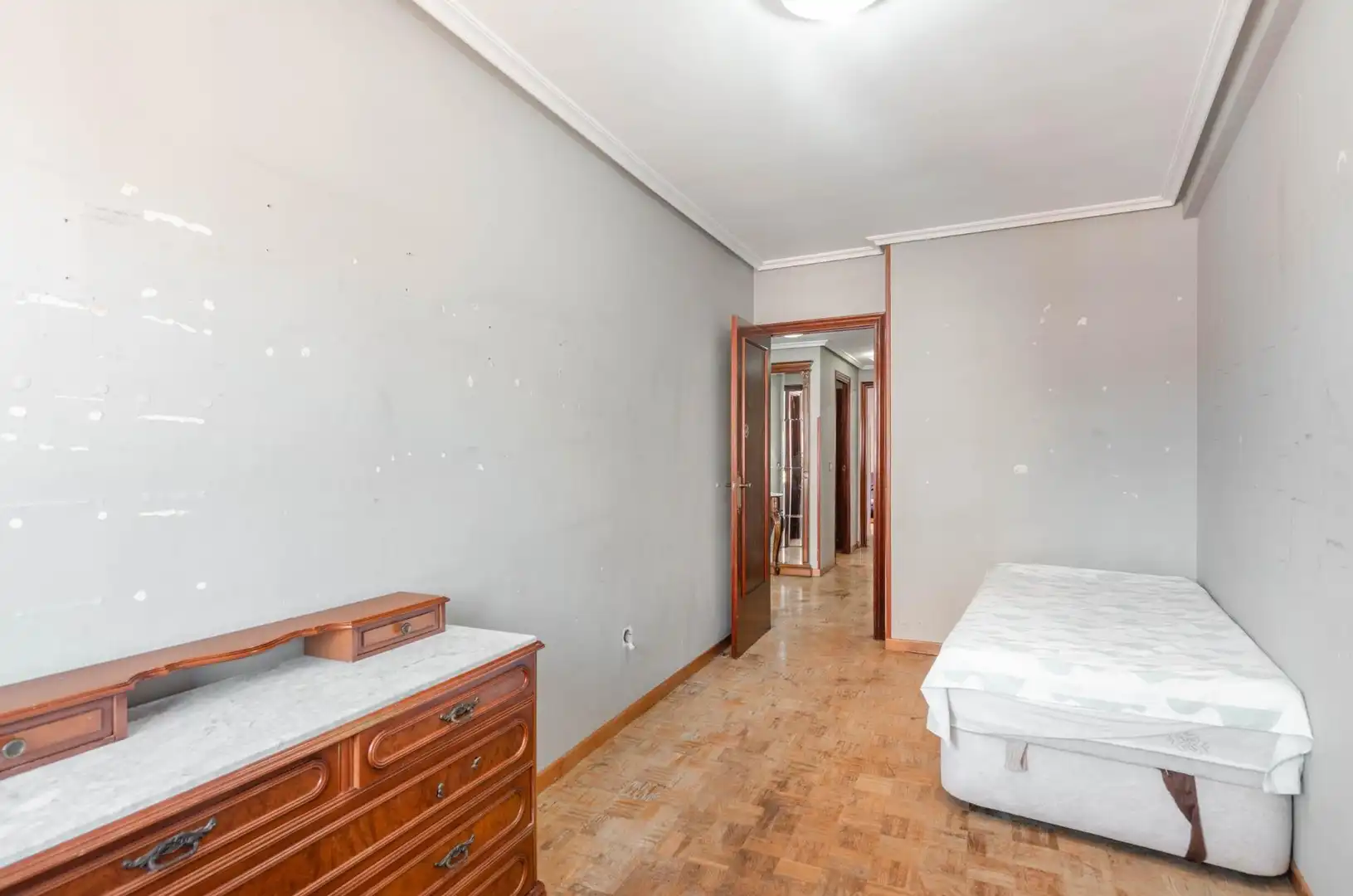 Dormitori de Apartament en venda en Oviedo  amb Calefacció, Terrassa i Balcó