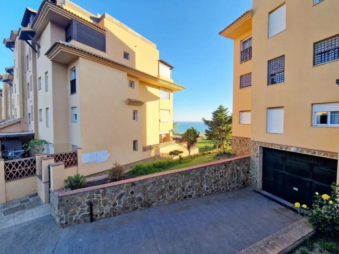 Außenansicht von Wohnung zum Verkauf in Rincón de la Victoria mit Klimaanlage, Heizung und Terrasse