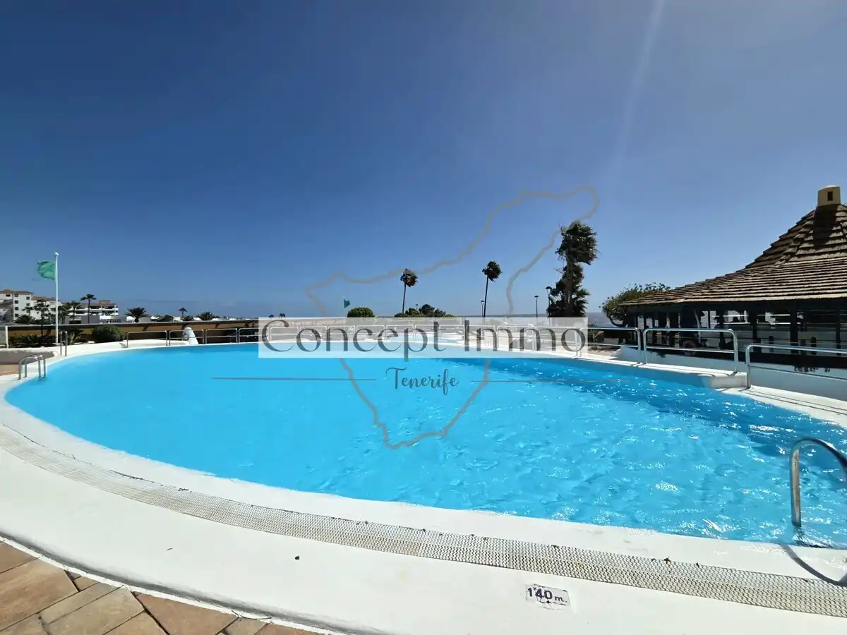 Piscina de Piso en venta en Arona con Terraza, Alarma y Piscina comunitaria