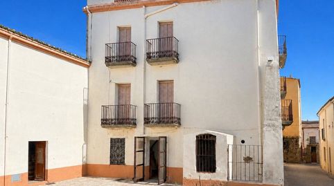 Casa singular con historia en la Plaza Mayor de Sant Miquel de Fluvià