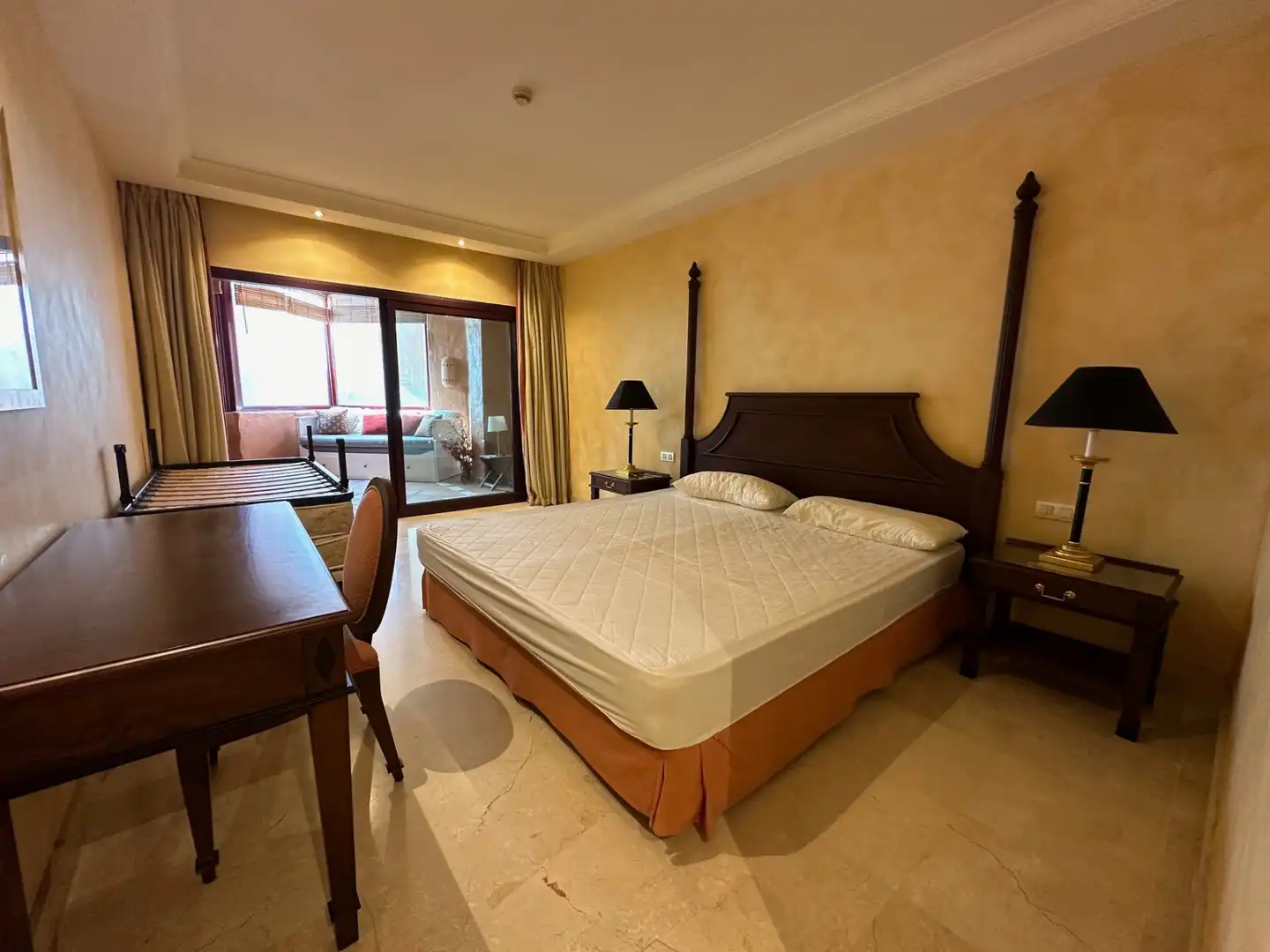 Habitación de Planta baja en venta en Estepona con Aire acondicionado, Terraza y Piscina