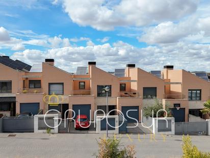 Vista exterior de Casa adosada en venda en Valladolid Capital amb Calefacció, Jardí privat i Terrassa