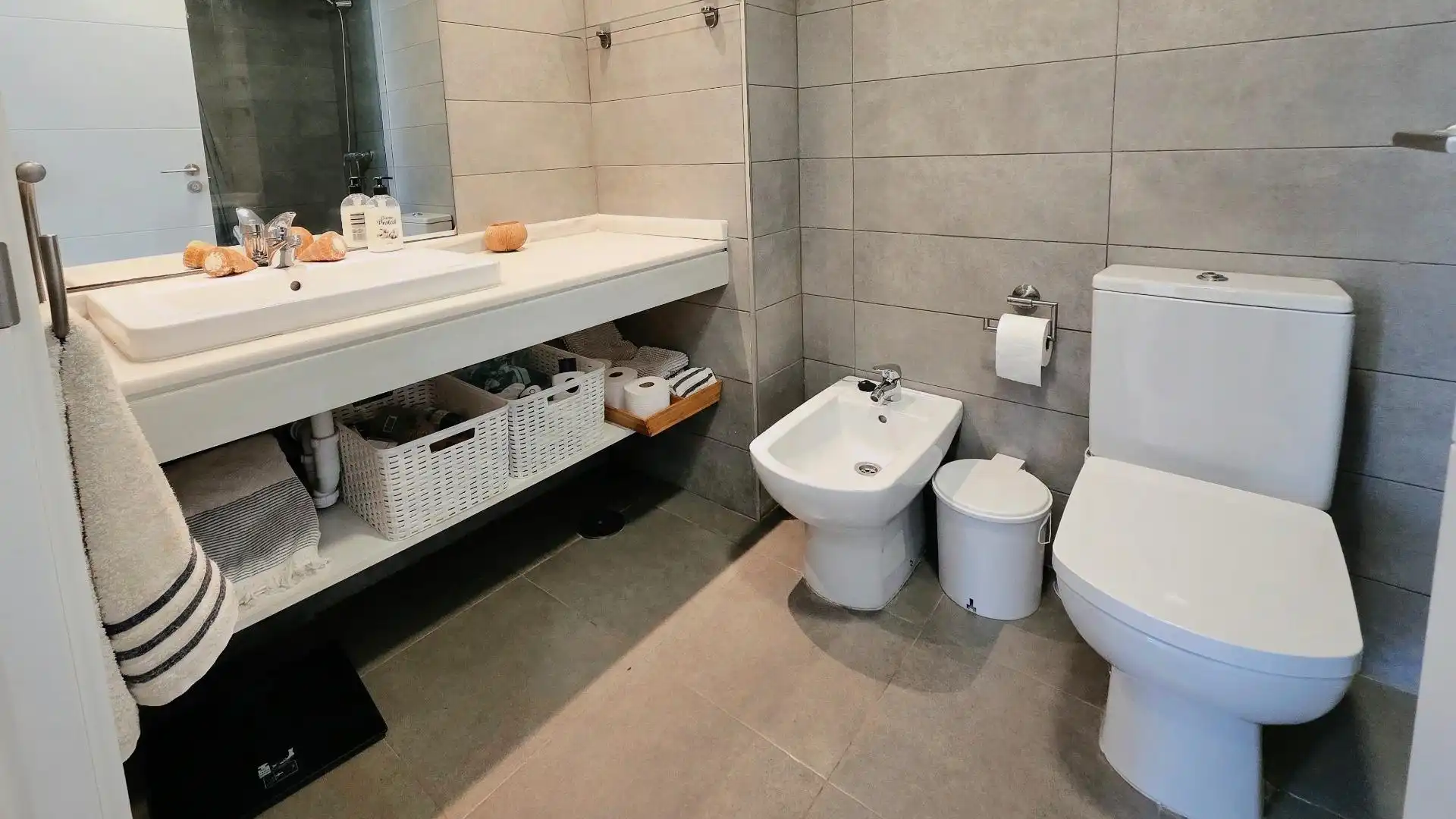 Bany de Pis en venda en San Juan de Aznalfarache amb Aire condicionat, Jardí privat i Parquet