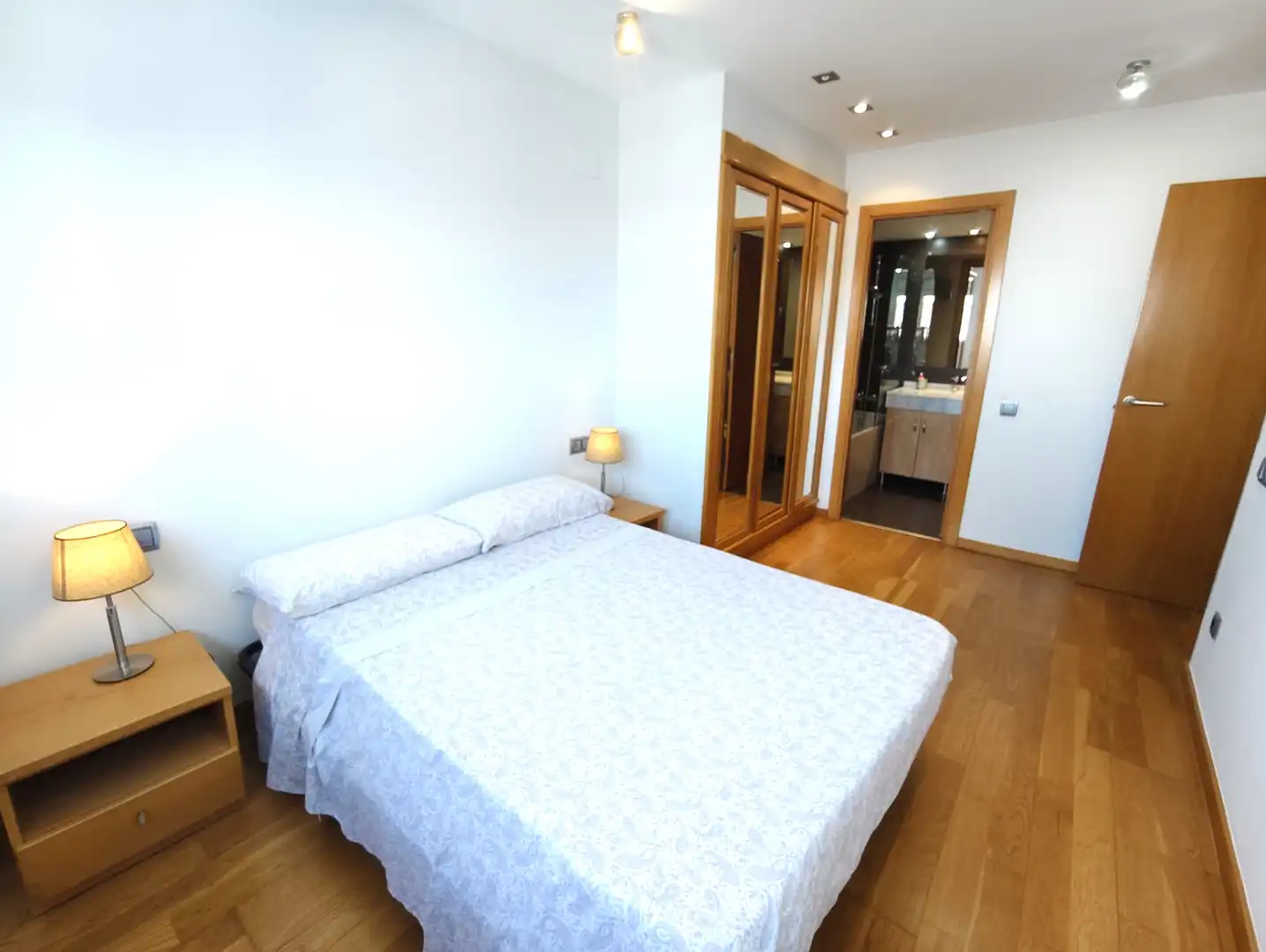 Dormitori de Àtic de lloguer en Badalona amb Aire condicionat, Calefacció i Parquet