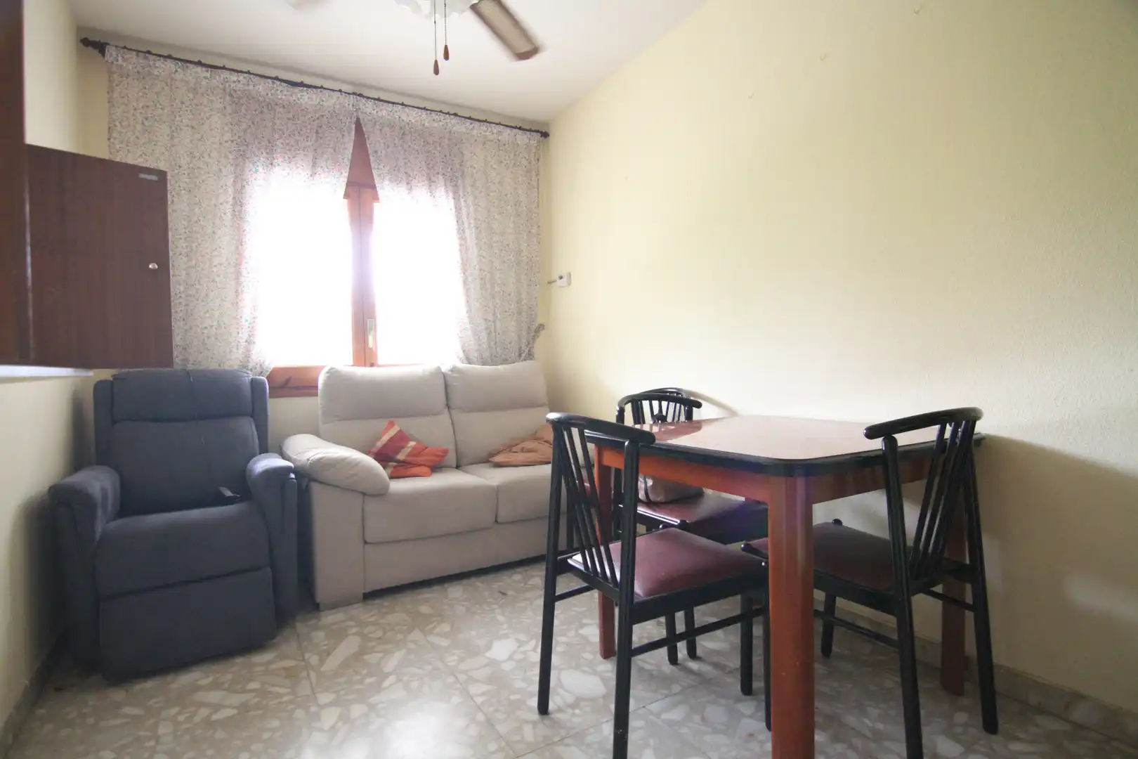 Sala de estar de Piso en venta en Olesa de Montserrat con Calefacción, Terraza y Horno