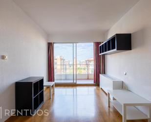 Living room of Flat to rent in  Madrid Capital  with Air Conditioner, Terrace and Community pool