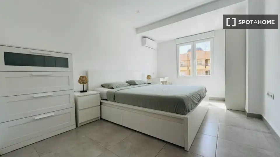 Habitación de Apartamento para compartir en Valencia con Aire acondicionado, Calefacción y Terraza