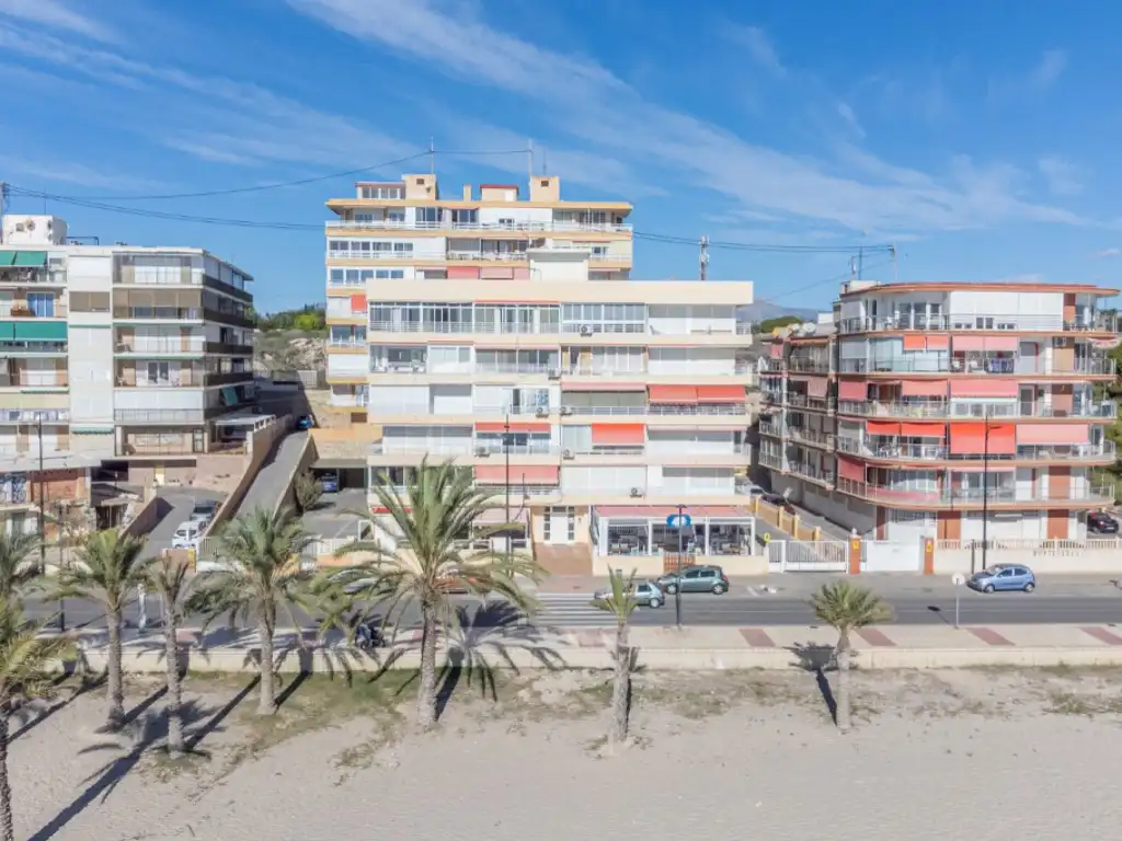 Vista exterior de Àtic en venda en El Campello amb Terrassa